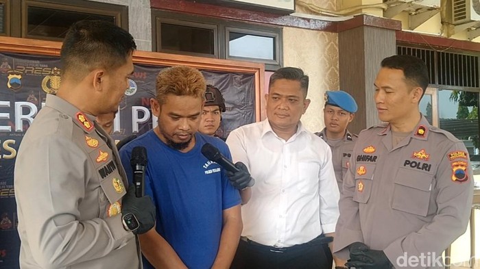 Pelaku pencurian modus pecah kaca saat dihadirkan di Mapolres Pekalongan, Senin (5/6/2023).