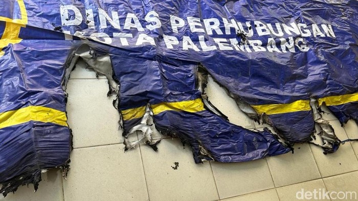 Banner Dinas Perhubungan di pos pantau yang dibakar OTK di Palembang.