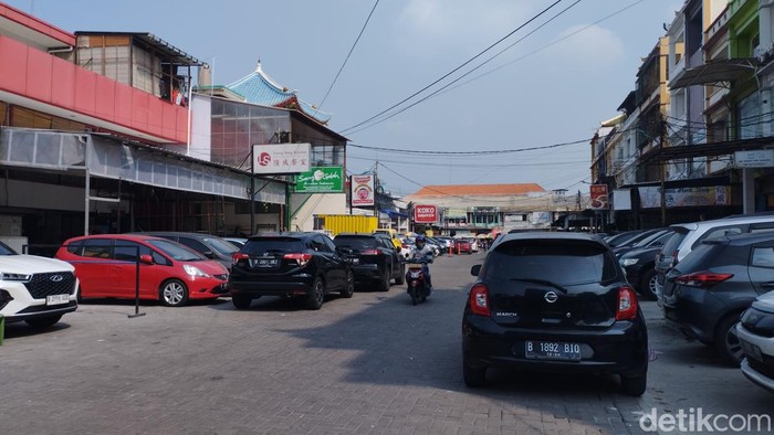 Pemilik ruko di Pluit buka suara soal dugaan ada pihak yang mengulur waktu pembongkaran ruas bangunan ruko yang memakan bahu jalan. (Brigitta Belia/detikcom)