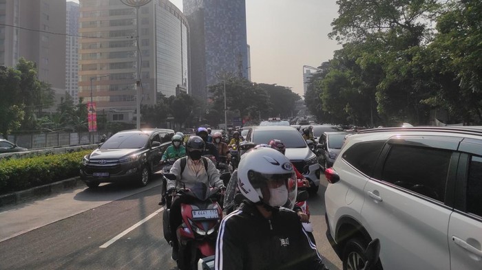 Pemotor nekat lewat JLNT Casablanka