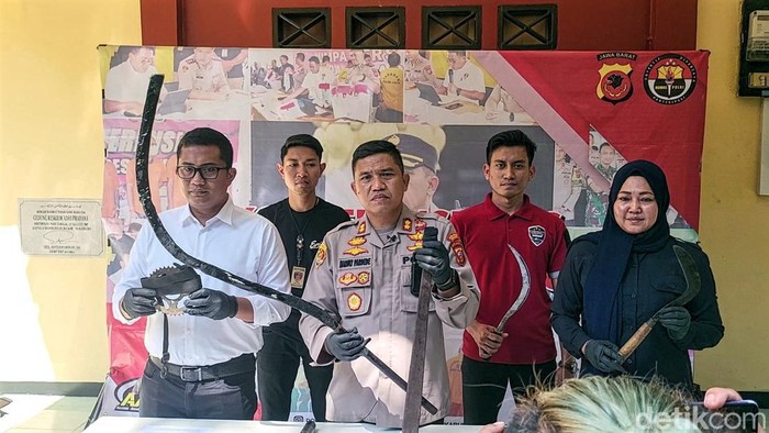 Penampakan Celurit Panjang Yang Dibawa Pelajar di Sukabumi