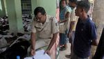 Menanti Keluarga, Jenazah Kecelakaan Kereta India Dikumpulkan di Sekolah