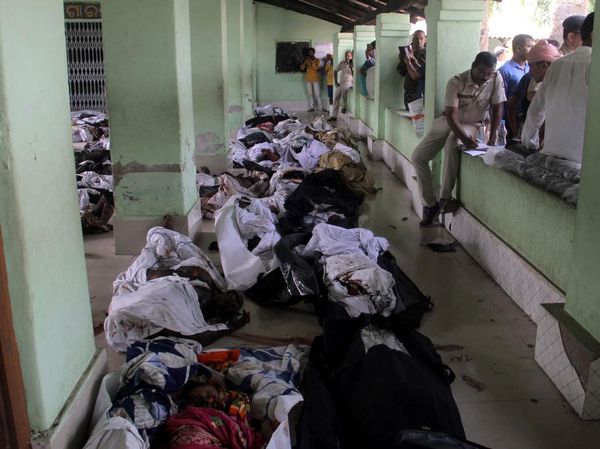 Menanti Keluarga, Jenazah Kecelakaan Kereta India Dikumpulkan di Sekolah