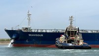 Otoritas yang mengelola terusan ini kemudian mengerahkan tiga kapal tunda untuk menarik kapal tanker tersebut, agar kapal-kapal lain bisa diizinkan untuk melintas di jalur air tersibuk di dunia itu.  
