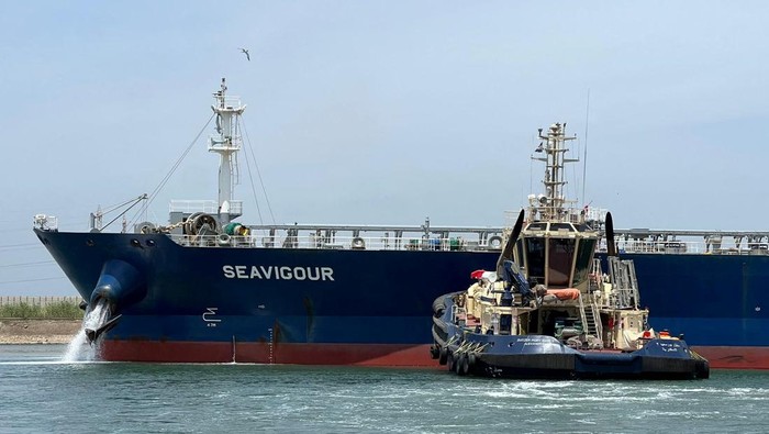 Penampakan Kapal Tanker Mogok di Terusan Suez, Ganggu Pelayaran Dunia A tugboat works to refloat the SEAVIGOUR oil tanker to the waiting area in the Suez Canal, next to Ismailia, Egypt June 4, 2023. The Suez Canal Authority/Handout via REUTERS THIS IMAGE HAS BEEN SUPPLIED BY A THIRD PARTY