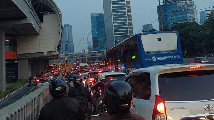 Penampakan macet di Jl Gatot Subroto pagi ini