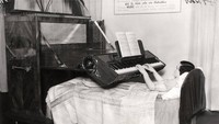 Piano Untuk Tempat Tidur: Piano dirancang khusus untuk orang yang sakit atau hanya bisa berada di tempat tidur, muncul di Inggris pada 1935. Foto: Arsip Nasional/Flickr