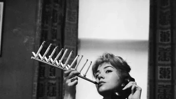 Cigarette Pack Holder: Model Frances Richards tampak merokok banyak rokok di satu perangkat saja. Benda ini muncul di 1955 tapi tak banyak peminatnya. Foto: Jacobsen/Getty