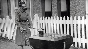 Stroller Tahan Gas: Seorang wanita menguji kereta bayi yang dirancang agar tahan terhadap serangan gas di Hextable, Inggris pada tahun 1938, tidak lama sebelum pecahnya Perang Dunia II. Foto: Wikimedia Commons