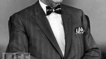 Kacamata TV: Penemu Hugo Gernsback memperagakan kacamata televisinya untuk majalah LIFE pada tahun 1963. Foto: Wikimedia Commons