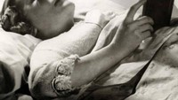 Kacamata Hamblin: Seorang wanita memakai apa yang disebut kacamata Hambli, yaitu sepasang kacamata cermin yang dirancang khusus untuk membaca di tempat tidur, muncul di Inggris pada 1936. Foto: Arsip Nasional