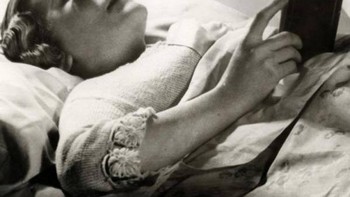 Kacamata Hamblin: Seorang wanita memakai apa yang disebut kacamata Hambli, yaitu sepasang kacamata cermin yang dirancang khusus untuk membaca di tempat tidur, muncul di Inggris pada 1936. Foto: Arsip Nasional
