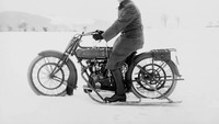 Sepeda Motor Dengan Ski: Seorang pria berpose dengan sepeda motor yang dilengkapi alat ski untuk melewati salju di Kehrsatz, Swiss selama Perang Dunia , pada sekitar tahun 1914 dan 1918. Foto: Wikimedia Commons