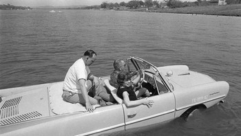 Amphicar: Presiden Lyndon B. Johnson mengendarai Amphicar-nya di 10 April 1965. Kendaraan amfibi darat ke air asal Jerman Barat ini diproduksi selama di 1960-an. Johnson dilaporkan senang membawa tamu yang tak curiga ke dalam Amphicar-nya dan berseru remnya blong saat melaju menuju danau di peternakannya di Texas. Foto: Perpustakaan Kepresidenan LBJ/Wikimedia Commons