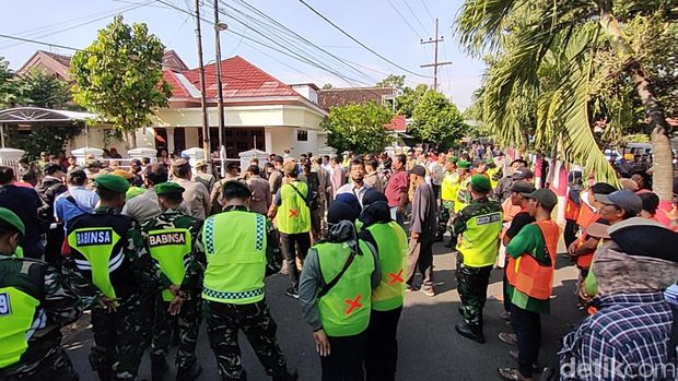Penertiban lahan untuk perluasan RS Daha Husada Kediri yang sempat memanas. Petugas dihadang massa.