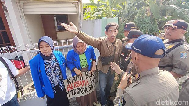 Penertiban lahan untuk perluasan RS Daha Husada Kediri yang sempat memanas. Petugas dihadang massa.