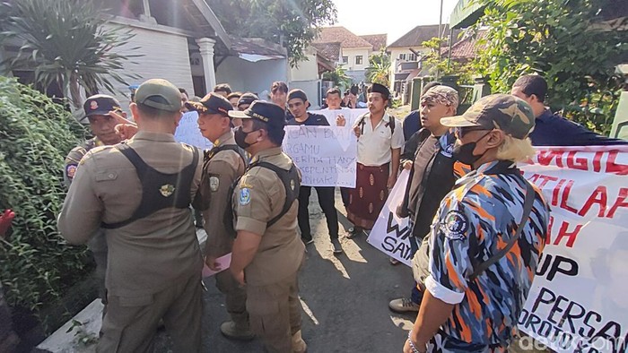 Penertiban lahan untuk perluasan RS Daha Husada Kediri yang sempat memanas. Petugas dihadang massa.