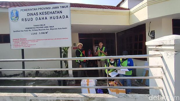 Penertiban lahan untuk perluasan RS Daha Husada Kediri yang sempat memanas. Petugas dihadang massa.