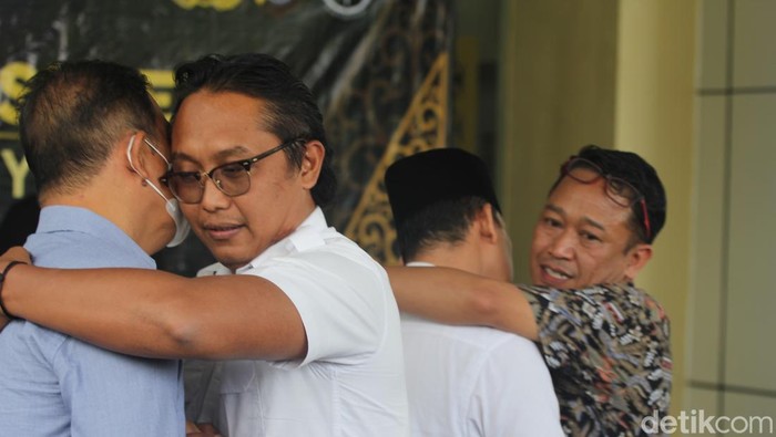 Pengurus PSHT dan Brajamusti berpelukan di Mapolda DIY, Senin (5/6/2023). Kedua kelompok sepakat berdamai usai tawuran di Tamsis Jogja, Minggu (4/6) malam.