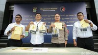 Atas perbuatannya, keempat pelaku disangkakan dengan Pasal 28 Ayat 1 Juncto Pasal 45 A Ayat 1 UU Nomor 19 Tahun 2016 Tentang Perubahan Atas UU Nomor 11 Tahun 2008 tentang ITE dengan ancaman paling lama 6 tahun penjara dan atau denda 1 miliar.  