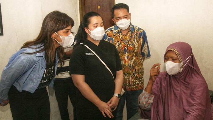 AXA Mandiri menyalurkan bantuan sebesar Rp 2,45 miliar untuk kegiatan sosial (pemberdayaan sosial, pelestarian lingkungan hidup & literasi keuangan). Setidaknya telah menjangkau 53.377 penerima manfaat.