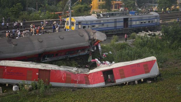 Menteri Perkeretaapian India, Ashwini Vaishnaw mengungkapkan penyebab tabrakan kereta di India. Selain itu, operasi pencarian juga telah resmi dihentikan.
