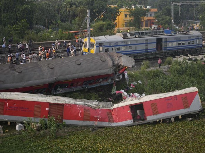 Menteri Perkeretaapian India, Ashwini Vaishnaw mengungkapkan penyebab tabrakan kereta di India. Selain itu, operasi pencarian juga telah resmi dihentikan.