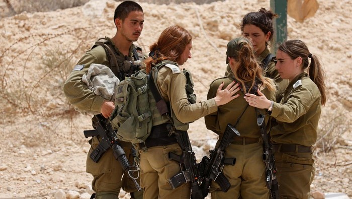 Perbatasan Mesir Bergejolak, Tentara Israel Tewas Ditembak A soldier reacts near the site of a reported security incident near Israel's southern border with Egypt, Israel June 3, 2023. REUTERS/Amir Cohen
