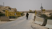 Hecht mengatakan penyelidikan sedang dilakukan bekerja sama penuh dengan tentara Mesir. Dia mengatakan pasukan sedang mencari kemungkinan penyerang lainnya. Itu adalah baku tembak mematikan pertama di sepanjang perbatasan Israel-Mesir dalam lebih dari satu dekade. Tentara Israel mengatakan salah satu tentara yang tewas adalah seorang wanita. AP/Tsafrir Abayov