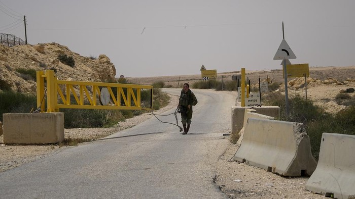Perbatasan Mesir Bergejolak, Tentara Israel Tewas Ditembak An Israeli soldier closes a gate leading to the border in military base following a deadly shootout in southern Israel along the Egyptian border, Saturday, June 3, 2023. (AP Photo/Tsafrir Abayov)