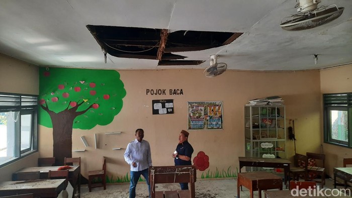Plafon atas ruang kelas SMPN 1 Mejobo, Kabupaten Kudus, Senin (5/6/2023).