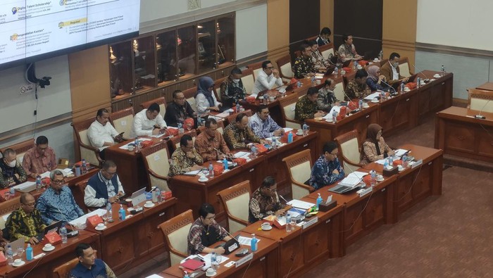 Plt Menkominfo Mahfud Md menghadiri rapat kerja (Raker) dengan Komisi I DPR RI