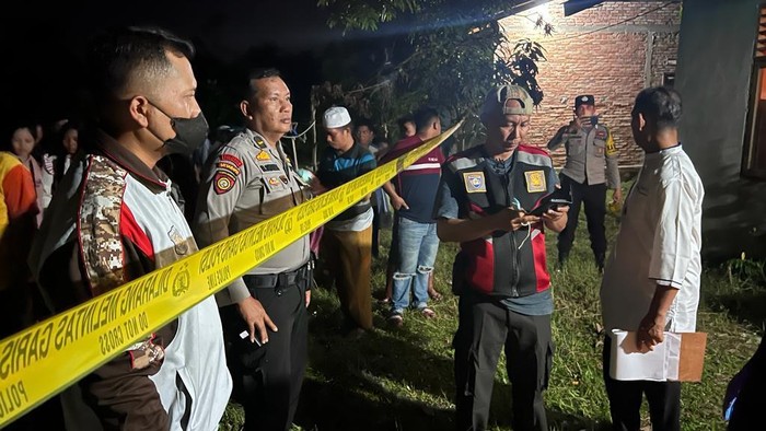 Polisi melakukan olah TKP  di lokasi penemuan mayat