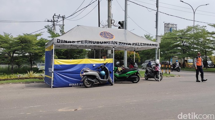 Penampakan pos pantau sementara Dishub Kota Palembang pasca dibakar OTK.