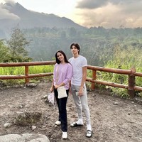 Maudy Koesnadi memiliki putra bernama Eddy Maliq Meijer. Kini anaknya sudah beranjak dewasa dan ketampanannya sering menjadi sorotan. Foto: Instagram @maudykoesnaedi