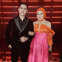Venna Melinda dan Verrell Bramasta tampak cantik dalam balutan busana formal. Foto: Instagram @bramastavrl