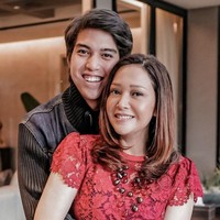 Maia Estianty termasuk selebriti yang dekat dengan ketiga putranya, Al, El, dan Dul. Seperti foto bersama El, Maia yang terlihat awet muda lebih tampak seperti kekasih dibanding seorang ibu. Foto: Instagram @maiaestiantyreal