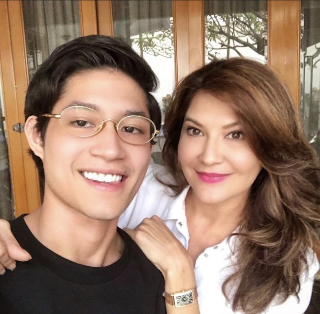 “Mother,” begitu caption putra Tamara Bleszynski, Teuku Rasya, saat foto selfie bersamanya. Foto: Instagram @teukurassya