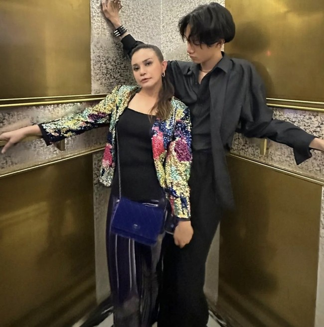 Rossa yang awet muda tampak kompak dengan putranya, Rizky Langit Ramadhan. Keduanya sering berbagi foto bersama di Instagram. Foto: Instagram @itsrossa910