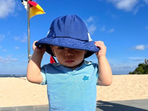 Potret Baby Issa Jadi Anak Pantai