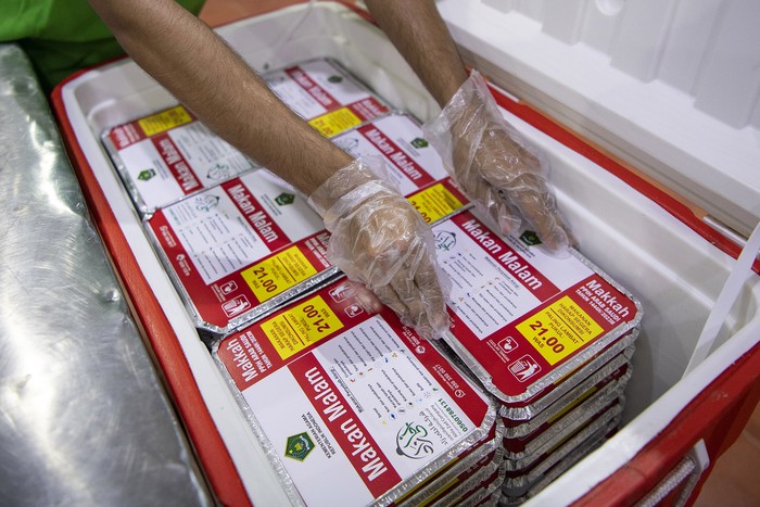 Pekerja menata makanan untuk didistribusikan kepada jamaah di Perusahaan Katering Ahla Zad Company di Mekkah, Arab Saudi, Minggu (4/6/2023). Sebanyak 54 perusahaan katering dikontrak untuk menyediakan konsumsi dengan menu khas nusantara bagi jamaah Indonesia yang melakukan ibadah haji di Mekkah. ANTARA FOTO/Wahyu Putro A/YU