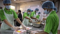 Sejumlah pekerja mengemas makanan untuk jemaah haji di perusahaan katering Ahla Zad Company, Mekkah, Arab Saudi, Minggu (4/6/2023). 