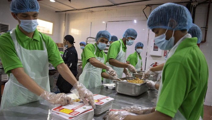 Pekerja menata makanan untuk didistribusikan kepada jamaah di Perusahaan Katering Ahla Zad Company di Mekkah, Arab Saudi, Minggu (4/6/2023). Sebanyak 54 perusahaan katering dikontrak untuk menyediakan konsumsi dengan menu khas nusantara bagi jamaah Indonesia yang melakukan ibadah haji di Mekkah. ANTARA FOTO/Wahyu Putro A/YU