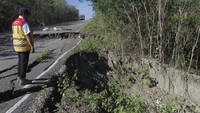 Balai Pelaksanaan Jalan Nasional (BPJN) NTT Kementerian PUPR mencatat terdapat 20 titik jalan rusak di ruas jalan Sabuk Merah di perbatasan Indonesia-Timor Leste seperti longsor dan jalan berbatu akibat cuaca buruk yang terjadi sejak November 2022 hingga Maret 2023.  