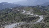 Jalan Sabuk Merah di wilayah perbatasan Indonesia-Timor Leste sepanjang 179 kilometer yang dibangun Kementerian oleh Kementerian PUPR sejak 2015 kini semuanya sudah terhubung dari PLBN MotaAin Kabupaten Belu hingga PLBN Motamasin Kabupaten Malaka dalam rangka peningkatan ekonomi masyarakat di wilayah perbatasan itu.  