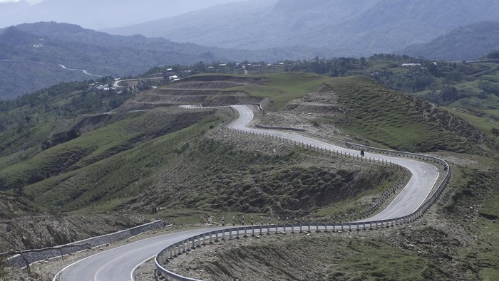 Potret Jalan Rusak di Perbatasan RI-Timor Leste Jalan Sabuk Merah di perbatasan Indonesia-Timor Leste rusak di sejumlah titik. Kerusakan disebabkan longsor dan cuaca buruk.