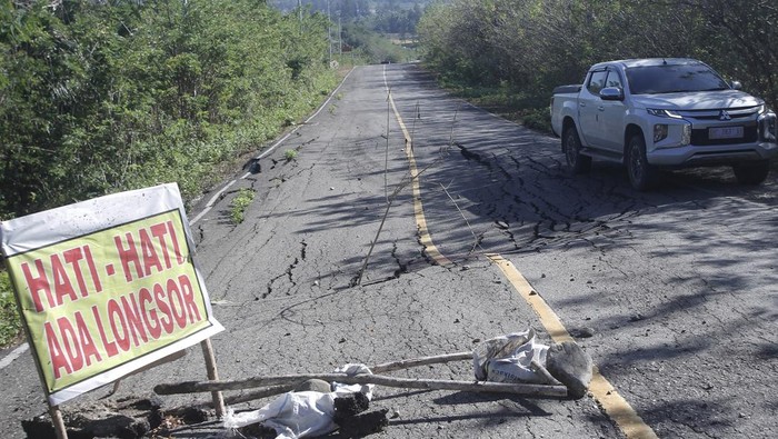 Potret Jalan Rusak di Perbatasan RI-Timor Leste Jalan Sabuk Merah di perbatasan Indonesia-Timor Leste rusak di sejumlah titik. Kerusakan disebabkan longsor dan cuaca buruk.