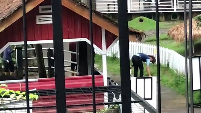 Pria diduga pekerja di sebuah lokasi wisata Puncak buang sampah ke sungai