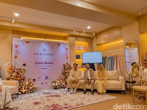 Puan Padzilah Enda Sulaiman sebagai founder brand mukena Siti Khadijah (kanan), Mohammad Mukhlis Aminuddin selaku CEO Siti Khadijah (tengah) dan Firdaus selaku COO Siti Khadijah (kiri).
