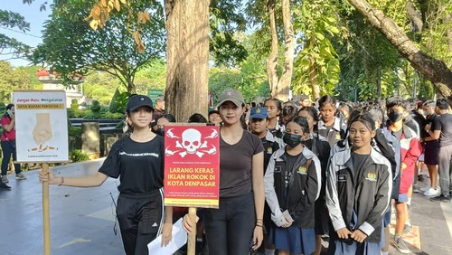 Ratusan anak sekolah di Denpasar, Bali, saat acara Puncak Gerakan Bersama Anak Anti Asap Rokok (GEBRAAAK) untuk memperingati Hari Tanpa Tembakau Sedunia pada Senin (5/6/2023). Acara itu digelar di Lapangan Puputan Badung, Denpasar.